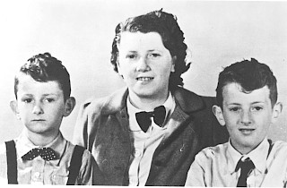 Eduard (left) and Alexander Hornemann with their mother